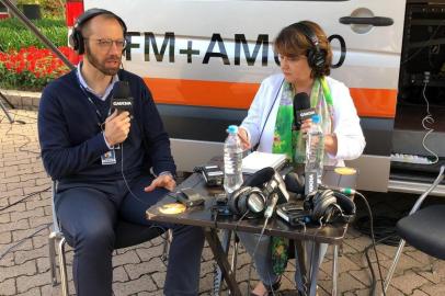  Rosane de Oliveira e Daniel Scola no Estúdio Movel da Gaúcha na PUCRS.