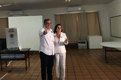  Jairo Jorge (PDT) vota acompanhado da esposa Thais Pena na Escola Estadual André Puente, em Canoas.