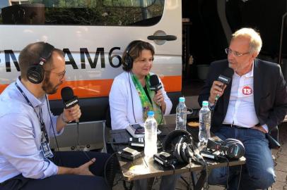  Miguel Rossetto com Rosane de Oliveira e Daniel Scola no Estúdio Móvel da Gaúcha na PUCRS.