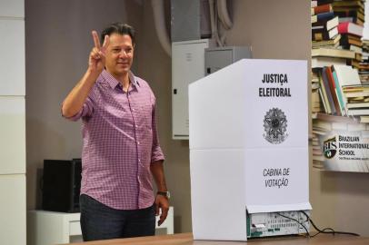  Brazils presidential candidate for the Workers Party (PT), Fernando Haddad flashes the V sign before voting during general elections, in Sao Paulo, Brazil, on October 7, 2018.Brazilians began casting ballots Sunday in their most divisive presidential election in years, with a far-right politician promising an iron-fisted crackdown on crime, Jair Bolsonaro, the firm favorite in the first round. / AFP PHOTO / NELSON ALMEIDAEditoria: POLLocal: Sao PauloIndexador: NELSON ALMEIDASecao: electionFonte: AFPFotógrafo: STF