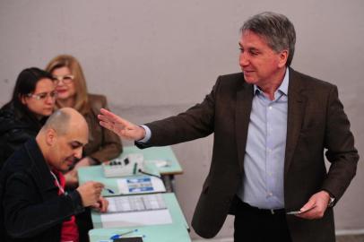  CAXIAS DO SUL, RS, BRASIL, 07/10/2018. Candidato a vice-presidente pelo MDB, Germano Rigotto, na chapa com o candidato à presidência Henrique Meirelles, vota no Colégio Madre Imilda, em Caxias do Sul. (Diogo Sallaberry/Agência RBS)