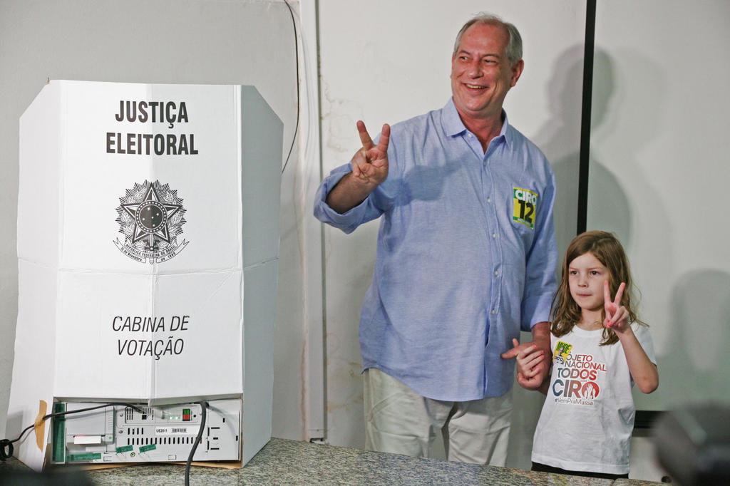 Ciro Gomes vota em Fortaleza e promete