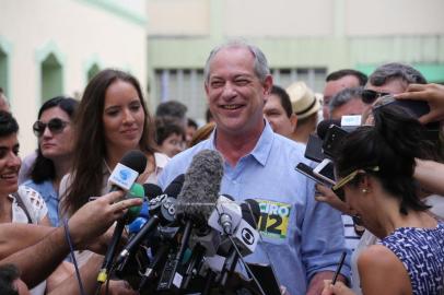  Brazils presidential candidate for the Democratic Labor Party (PDT), Ciro Gomes speaks with the press after voting in Fortaleza, state of Ceara, Brazil, on October 07, 2018.Brazilians began casting ballots Sunday in their most divisive presidential election in years, with a far-right politician promising an iron-fisted crackdown on crime, Jair Bolsonaro, the firm favorite in the first round. / AFP PHOTO / Thiago GadelhaEditoria: POLLocal: FortalezaIndexador: THIAGO GADELHASecao: electionFonte: AFPFotógrafo: STR