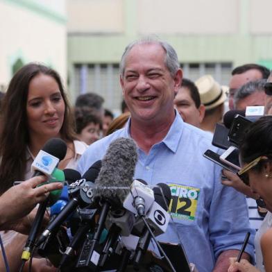  Brazils presidential candidate for the Democratic Labor Party (PDT), Ciro Gomes speaks with the press after voting in Fortaleza, state of Ceara, Brazil, on October 07, 2018.Brazilians began casting ballots Sunday in their most divisive presidential election in years, with a far-right politician promising an iron-fisted crackdown on crime, Jair Bolsonaro, the firm favorite in the first round. / AFP PHOTO / Thiago GadelhaEditoria: POLLocal: FortalezaIndexador: THIAGO GADELHASecao: electionFonte: AFPFotógrafo: STR