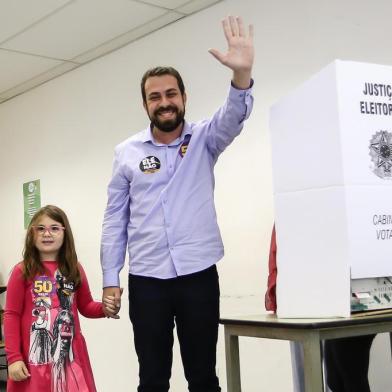 GUILHERME BOULOS VOTA EM SP.SP - ELEIÇÕES-GUILHERME-BOULOS - POLÍTICA - Candidato à presidência da República pelo PSOL, Guilherme Boulos vota na PUC, em Perdizes, em São Paulo (SP), na manhã deste domingo (7). 07/10/2018 - Foto: NEWTON MENEZES/FUTURA PRESS/FUTURA PRESS/ESTADÃO CONTEÚDOEditoria: POLÍTICALocal: SÃO PAULOIndexador: NEWTON MENEZESFotógrafo: FUTURA PRESS