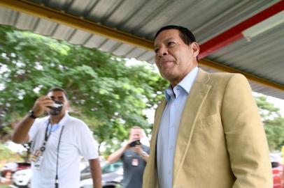  The vice-presidential candidate for the Social Liberal Party (PSL), Hamilton Mourao, of the Brazilian Labor Renovation Party (PRTB) laves the polling station after casting his vote during general elections, in Brasilia, Brazil, on October 7, 2018. / AFP PHOTO / EVARISTO SAEditoria: POLLocal: BrasíliaIndexador: EVARISTO SASecao: electionFonte: AFPFotógrafo: STF