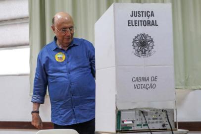 VOTO DO CANDIDATO HENRIQUE MEIRELLES.SP - VOTO-HENRIQUE-MEIRELLES - POLÍTICA - O candidato à Presidência da República, Henrique Meirelles (MDB), vota em sessão da Escola Rio Branco em São Paulo (SP), na manhã deste domingo (7). 07/10/2018 - Foto: GUILHERME RODRIGUES/FUTURA PRESS/FUTURA PRESS/ESTADÃO CONTEÚDOEditoria: POLÍTICALocal: SÃO PAULOIndexador: GUILHERME RODRIGUESFotógrafo: FUTURA PRESS