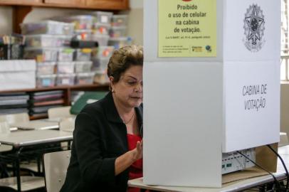 DILMA ROUSSEFF VOTA EM BELO HORIZONTEMG - ELEIÇÕES 2018/DILMA ROUSSEFF - POLÍTICA - A ex-presidente da República e candidata ao Senado por Minas Gerais, Dilma Rousseff (PT), vota na manhã deste domingo (7) no Colégio Santa Marcelina,   no bairro São Luiz, na Pampulha, em Belo Horizonte. Dilma chegou à sessão   acompanhada do governador de Minas e candidato à reeleição, Fernando   Pimentel (PT), da candidata a vice-governadora Jô Moraes (PCdoB) e vários   candidatos e apoiadores.    07/10/2018 - Foto: CRISTIANE MATTOS/O TEMPO/ESTADÃO CONTEÚDOEditoria: POLÍTICALocal: BELO HORIZONTEIndexador: CRISTIANE MATTOSFotógrafo: O TEMPO