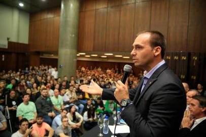  FLORIANOPOLIS, SC, BRASIL, 18.05.2017: Visita do deputado Jair Bolsonaro à Florianópolis para palestra em tom de pré-campanha eleitoral, apesar de ele dizer o tempo todo que não era. Eduardo Bolsonaro em palestra (Foto: Diorgenes Pandini/Agência RBS)Indexador: Diorgenes Pandini