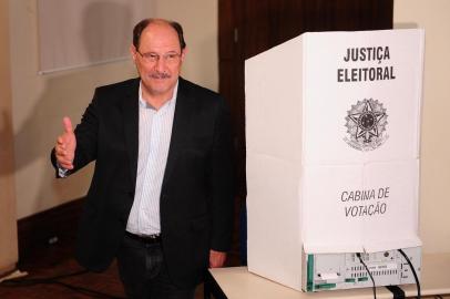  CAXIAS DO SUL, RS, BRASIL, 07/10/2018. Atual Governador do Rio Grande do Sul e candidato à reeleição para o Governo do Estado pelo MDB, José Ivo Sartori vota no Colégio La Salle Carmo, em Caxias do Sul. (Diogo Sallaberry/Agência RBS)