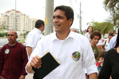 RJ - VOTO-CABO-DACIOLO - POLÍTICA - O candidato à Presidência da República, Cabo Daciolo, vota em seção de escola do bairro Recreio dos Bandeirantes no Rio de Janeiro (RJ), neste domingo (07). 07/10/2018 - Foto: BETINHO CASAS NOVAS/FUTURA PRESS/FUTURA PRESS/ESTADÃO CONTEÚDO