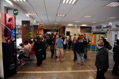  CAXIAS DO DUL, RS, BRASIL, 07/10/2018 - fotos gerais de movimento no dia das eleições.NA FOTO: colégio São Carlos concentra alto número de eleitores idosos, e apresentou filas e demora para votar.(Marcelo Casagrande/Agência RBS)