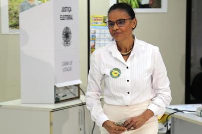  This handout picture released by REDE party shows Brazils presidential candidate Marina Silva, REDE, voting at Incra Headquarters in the city of Rio Branco, Acre state, Brazil on October 07, 2018. Brazilians cast ballots Sunday in their most divisive presidential election in years, with Jair Bolsonaro,  a far-right politician promising an iron-fisted crackdown on crime, the firm favorite in the first round. / AFP PHOTO / REDE / Leo Cabral / RESTRICTED TO EDITORIAL USE - MANDATORY CREDIT AFP PHOTO /  REDE-Leo CABRAL  - NO MARKETING - NO ADVERTISING CAMPAIGNS - DISTRIBUTED AS A SERVICE TO CLIENTSEditoria: POLLocal: Rio BrancoIndexador: LEO CABRALSecao: electionFonte: REDEFotógrafo: STR