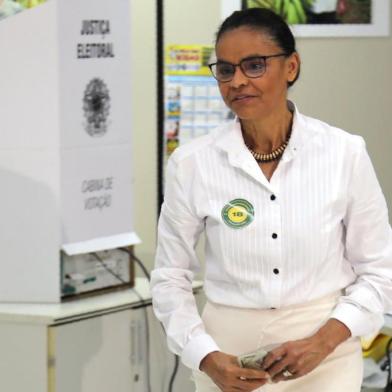  This handout picture released by REDE party shows Brazils presidential candidate Marina Silva, REDE, voting at Incra Headquarters in the city of Rio Branco, Acre state, Brazil on October 07, 2018. Brazilians cast ballots Sunday in their most divisive presidential election in years, with Jair Bolsonaro,  a far-right politician promising an iron-fisted crackdown on crime, the firm favorite in the first round. / AFP PHOTO / REDE / Leo Cabral / RESTRICTED TO EDITORIAL USE - MANDATORY CREDIT AFP PHOTO /  REDE-Leo CABRAL  - NO MARKETING - NO ADVERTISING CAMPAIGNS - DISTRIBUTED AS A SERVICE TO CLIENTSEditoria: POLLocal: Rio BrancoIndexador: LEO CABRALSecao: electionFonte: REDEFotógrafo: STR