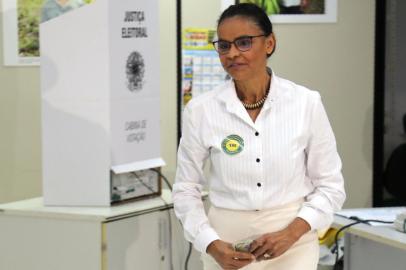  This handout picture released by REDE party shows Brazils presidential candidate Marina Silva, REDE, voting at Incra Headquarters in the city of Rio Branco, Acre state, Brazil on October 07, 2018. Brazilians cast ballots Sunday in their most divisive presidential election in years, with Jair Bolsonaro,  a far-right politician promising an iron-fisted crackdown on crime, the firm favorite in the first round. / AFP PHOTO / REDE / Leo Cabral / RESTRICTED TO EDITORIAL USE - MANDATORY CREDIT AFP PHOTO /  REDE-Leo CABRAL  - NO MARKETING - NO ADVERTISING CAMPAIGNS - DISTRIBUTED AS A SERVICE TO CLIENTSEditoria: POLLocal: Rio BrancoIndexador: LEO CABRALSecao: electionFonte: REDEFotógrafo: STR