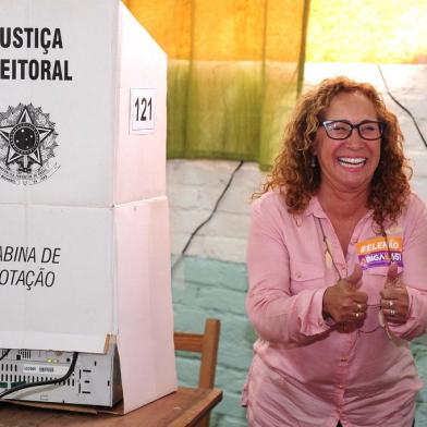  CAXIAS DO SUL, RS, BRASIL, 07/10/2018. Candidata a senadora Abigail Pereira, do PCdoB, vota no salão da Igreja Sagrada Familia, no bairro Sagrada Família. (Diogo Sallaberry/Agência RBS)