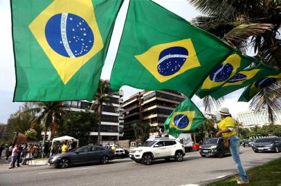 Eleições 2018RJ - ELEIÇÕES 2018/BOLSONARO/RIO - POLÍTICA - Movimentação de eleitores do candidato do PSL à Presidência da República, Jair Bolsonaro,   com bandeiras do Brasil e camisetas do presidenciável, na porta de seu condomínio na   Barra da Tijuca, na zona oeste do Rio de Janeiro, neste domingo, 7.   07/10/2018 - Foto: FÁBIO MOTTA/ESTADÃO CONTEÚDOEditoria: POLÍTICALocal: RIO DE JANEIROIndexador: FÁBIO MOTTAFonte: ESTADÃO CONTEÚDOFotógrafo: ESTADÃO CONTEÚDO