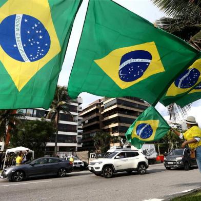 Eleições 2018RJ - ELEIÇÕES 2018/BOLSONARO/RIO - POLÍTICA - Movimentação de eleitores do candidato do PSL à Presidência da República, Jair Bolsonaro,   com bandeiras do Brasil e camisetas do presidenciável, na porta de seu condomínio na   Barra da Tijuca, na zona oeste do Rio de Janeiro, neste domingo, 7.   07/10/2018 - Foto: FÁBIO MOTTA/ESTADÃO CONTEÚDOEditoria: POLÍTICALocal: RIO DE JANEIROIndexador: FÁBIO MOTTAFonte: ESTADÃO CONTEÚDOFotógrafo: ESTADÃO CONTEÚDO