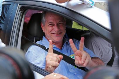  Brazils presidential candidate for the Democratic Labor Party (PDT), Ciro Gomes flashes the V sign after voting in Fortaleza, state of Ceara, Brazil, on October 07, 2018.Brazilians began casting ballots Sunday in their most divisive presidential election in years, with a far-right politician promising an iron-fisted crackdown on crime, Jair Bolsonaro, the firm favorite in the first round. / AFP PHOTO / Thiago GadelhaEditoria: POLLocal: FortalezaIndexador: THIAGO GADELHASecao: electionFonte: AFPFotógrafo: STR