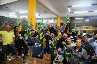  CAXIAS DO SUL, RS, BRASIL, 07/10/2018Apoiadores de Bolsonaro acompanham a apuração em restaurante em Caxias.