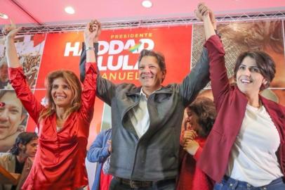 Fernando Haddad (PT) comemora chegada ao segundo turno