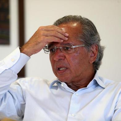 Para investidores, Guedes garante verniz liberalRJ - PAULO GUEDES/BOLSONARO/ELEIÇÕES 2018/ARQUIVO  - ECONOMIA - Foto de arquivo de 10/04/2018 do     economista Paulo Guedes durante     entrevista cedida ao jornal O Estado     de S. Paulo no bairro do Leblon, na     zona sul do Rio de Janeiro. As esquivas     de Guedes quando questionado sobre sua     determinação para comandar a equipe     econômica de Jair Bolsonaro alimentam a     desconfiança de operadores do mercado     financeiro sobre o sucesso de um     eventual governo do candidato do PSL.     Para investidores e gestores ouvidos     pelo jornal é justamente a figura dele     que dá o verniz liberal que os cativa.     Esses operadores dizem que mantêm     reservas sobre o projeto apresentado     pelo deputado até agora, que carece de     detalhamentos e peca pela falta de     pragmatismo, mas que o risco do retorno     do PT ao poder os assusta muito mais     por ora.    10/04/2018 - Foto: WILTON JUNIOR/ESTADÃO CONTEÚDOEditoria: ECONOMIALocal: RIO DE JANEIROIndexador: WILTON JUNIORFonte: ESTADÃO CONTEÚDOFotógrafo: ESTADÃO CONTEÚDO