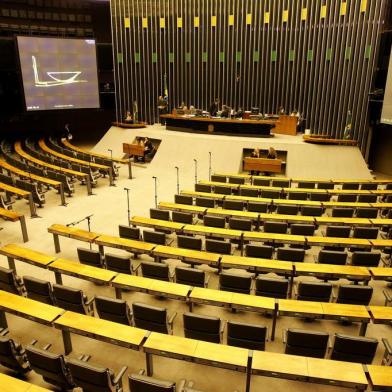 Lei de Diretrizes OrçamentáriasBrasil, Distrito Federal, Brasília, 09/07/2004. Plenário da Câmara dos Deputados vazio em uma sessão extraordinária no dia seguinte em que o Congresso Nacional não votou a Lei de Diretrizes Orçamentárias e o recesso parlamentar foi adiado. - Crédito:CELSO JUNIOR/ESTADÃO CONTEÚDO/AE/Codigo imagem:8154Editoria: POLLocal: BRASÍLIAIndexador: CELSO JUNIORFonte: AGE-ESTADÃO CONTEÚDOFotógrafo: AGE