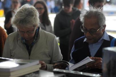  34ª Feira do Livro de Caxias do Sul, montada na praça Dante Alghieri. (Felipe Nyland/Agência RBS)