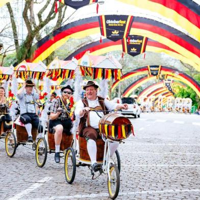  Santa Cruz do Sul, RS, BRASIL, 11/10/2016 : Especial da 32ª Oktoberfest Santa Cruz do Sul. Desfile temático que acontece na Rua Mal. Floriano no centro da cidade. (Omar Freitas/Agência RBS)Indexador: Omar Freitas