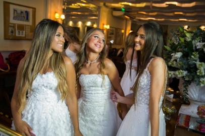  PORTO ALEGRE, RS, BRASIL, 06-10-2018. Eduarda Quintana, Ellen Rigo eRoberta Fabris Cademartori. Debutantes 2018 da Associação leopoldina Juvenil.  (FOTO ANDRÉA GRAIZ/AGÊNCIA RBS)Indexador: Anderson Fetter