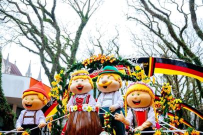  Santa Cruz do Sul, RS, BRASIL, 11/10/2016 : Especial da 32ª Oktoberfest Santa Cruz do Sul. Desfile temático que acontece na Rua Mal. Floriano no centro da cidade. (Omar Freitas/Agência RBS)Indexador: Omar Freitas