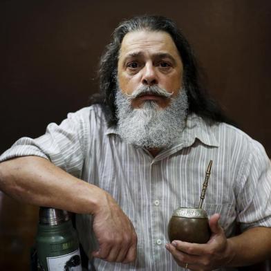  GUAÍBA, RS, BRASIL, 09-03-2017: O músico Luiz Marenco em uma barbearia na região central de Guaíba. Acompanhado de Gabriel Selvage no violão, Marenco apresenta o show Pra o Meu Consumo no Theatro São Pedro, em Porto Alegre, no sábado (11). (Foto: Mateus Bruxel / Agência RBS)Indexador: Mateus_Bruxel