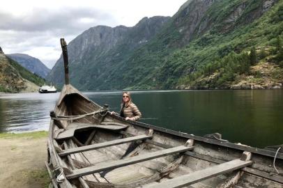 Para os amantes da natureza como eu, esse é um país imperdível. Uma cidade muito interessante para se conhecer é Bergen, segunda maior do país e cercada por montanhas. Por lá, é muito agradável visitar o mercado de peixes, que apresenta iguarias deliciosas e um burburinho de pessoas animadas. Outro passeio que vale a pena é ir a Balestrand e se hospedar no hotel Kviknes, com vista privilegiada para o fiorde Sognefjord.Joseane Engers LenzDe Porto Alegre, em junho de 2018