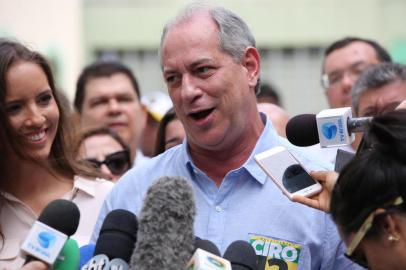  Brazils presidential candidate for the Democratic Labor Party (PDT), Ciro Gomes speaks with the press after voting in Fortaleza, state of Ceara, Brazil, on October 07, 2018.Brazilians began casting ballots Sunday in their most divisive presidential election in years, with a far-right politician promising an iron-fisted crackdown on crime, Jair Bolsonaro, the firm favorite in the first round. / AFP PHOTO / Thiago GadelhaEditoria: POLLocal: FortalezaIndexador: THIAGO GADELHASecao: electionFonte: AFPFotógrafo: STR