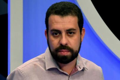  Brazilian presidential candidate Guilherme Boulos (PSOL) smiles during the presidential debate ahead of the October 7 general election, at SBT television network in Osasco, Sao Paulo, Brazil, on September 26, 2018.Leftist candidate Fernando Haddad is gaining ground in Brazils presidential election campaign, with a poll showing Monday that he would beat right-wing frontrunner Jair Bolsonaro in a second round runoff. / AFP PHOTO / NELSON ALMEIDAEditoria: POLLocal: OsascoIndexador: NELSON ALMEIDASecao: electionFonte: AFPFotógrafo: STF