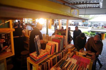  34ª Feira do Livro de Caxias do Sul, montada na praça Dante Alghieri. (Felipe Nyland/Agência RBS)