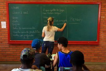  PORTOALEGRE -RS-BR 08.10.20181ª aula de português na escola Vereador Carlos Pessoa de Brum, bairro Restinga.Benny Diefenthaeler, professora de português.FOTÓGRAFO: TADEU VILANI AGÊNCIARBS