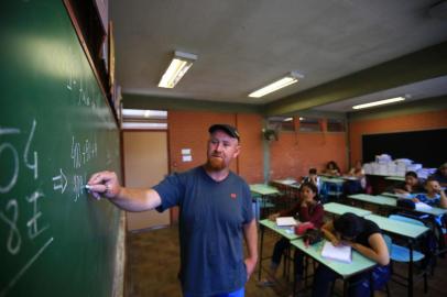  PORTO ALEGRE-RS-BRASIL- 08/10/2018- EMEF Vereador  Carlos Pessoa de Brum, na restinga, acompanhar o primeiro dia de aula de matemática do ano. Eliezer André Vellar, professor de matemática começa a primeira aula do ano.  FOTO TADEU VILANI/ DIÁRIO GAÚCHO.