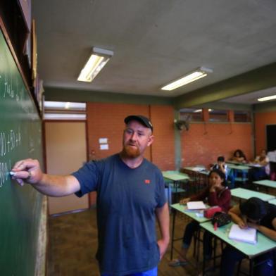  PORTO ALEGRE-RS-BRASIL- 08/10/2018- EMEF Vereador  Carlos Pessoa de Brum, na restinga, acompanhar o primeiro dia de aula de matemática do ano. Eliezer André Vellar, professor de matemática começa a primeira aula do ano.  FOTO TADEU VILANI/ DIÁRIO GAÚCHO.