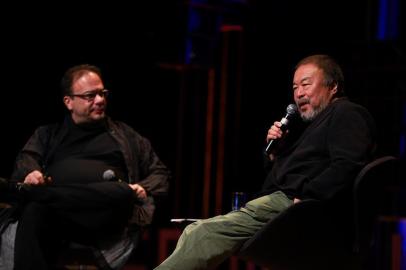  PORTO ALEGRE, RS, BRASIL, 08/10/2018: Artista e ativista chinês Ai Weiwei é entrevistado pelo curador brasileiro Marcello Dantas no Fronteiras do Pensamento. (CAMILA DOMINGUES/AGÊNCIA RBS)