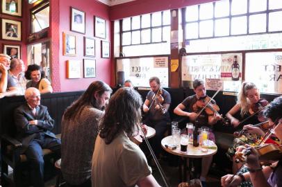  UNDATED -- BC-TRAVEL-TIMES-FRUGAL-TRAVELER-ART-NYTSF -- Traditional Irish music at the Cobblestone, a pub in Smithfield. (CREDIT: Therese Aherne/The New York Times) -- ONLY FOR USE WITH ARTICLE SLUGGED -- BC-TRAVEL-TIMES-FRUGAL-TRAVELER-ART-NYTSF -- OTHER USE PROHIBITEDEditoria: TRAIndexador: Therese AherneFonte: NYTFotógrafo: STR