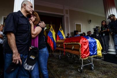 Members of opposition party Primero Justicia, mourn during the wake of opposition councilor Fernando Alban, at the National Assembly in Caracas on October 09, 2018.Venezuela faced calls internationally Tuesday for a transparent investigation into the death in custody of an opposition member who the government said threw himself from a 10th floor window of the headquarters of the state intelligence services. / AFP PHOTO / Juan BARRETO