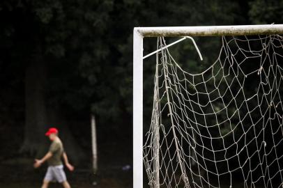  PORTO ALEGRE, RS, BRASIL, 11/05/2011, 10h30: Detalhe da rede na goleira do campo de futebol de várzea no parque Alim Pedro, na avenida dos Industriários, no bairro IAPI. (Foto: Mateus Bruxel / Diário Gaúcho)