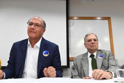 Brazils presidential candidate for the Brazilian Social Democratic Party (PSDB) Geraldo Alckmin and Senator Tasso Jereissati attend a PSDB meeting in Brasilia, on October 09, 2018, to discuss whether to support Jair Bolsonaro or Fernando Haddad in the October 28 presidential run-off election. / AFP PHOTO / EVARISTO SA