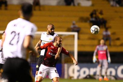 SC - CriciÃºma - 09/10/2018 - Brasileiro B 2018, CriciÃºma x Brasil de Pelotas - Liel do CriciÃºma disputa lance com Jogador do Brasil de Pelotas durante partida pela 31Âª rodada do Campeonato Brasileiro B 2018 no estÃ¡dio Heriberto HÃ¼lse. Foto: Guilherme Hahn Especial