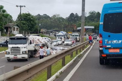 PAROBÉ, RS, BRASIL - 10/10/2018: Moradores saqueiam carga de arroz espalhada pela RS-239 em Parobé