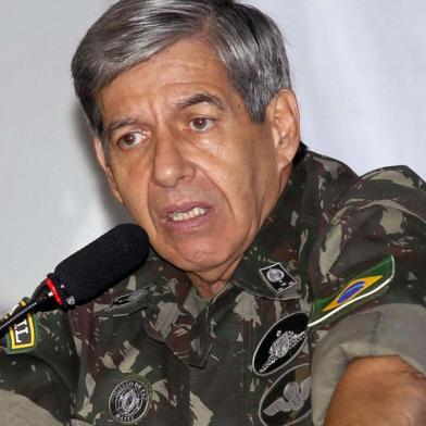 #PÁGINA:32Brasília - O general Augusto Heleno Ribeiro, ex-comandante da Força Militar da Missão das Nações Unidas (ONU) para estabilização no Haiti, fala na Comissão de Relações Exteriores e de Defesa Nacional sobre as operações realizadas no país caribenho. O deputado João Almeida (PSDB-BA) acredita que a experiência possa ser aplicada no combate a organizações criminosas brasileiras Foto: Antônio Cruz/ABr Fonte: ABR Fotógrafo: Antônio Cruz