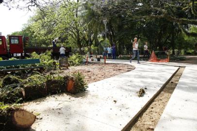  PORTO ALEGRE, RS, BRASIL, 09/10/2018: Construção de uma pista para pedestres no Parcão, na rua Comendador Caminha, próxima ao meio-fio. (CAMILA DOMINGUES/AGÊNCIA RBS)