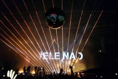 Ex-líder do Pink Floyd, Roger Waters criou tensão entre o público no show que fez na noite de terça-feira (9), em São Paulo, ao exibir no telão a hashtag #EleNão, símbolo do movimento contra o candidato a presidente do Brasil Jair Bolsonaro (PSL). 