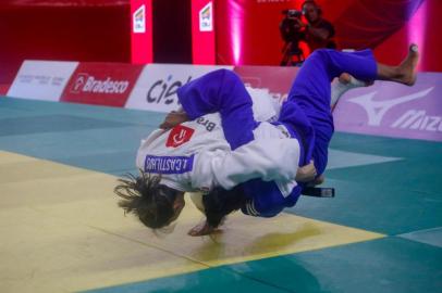  O destaque ficou por conta da porto-alegrense Aléxia Castilhos. A jovem de 23 anos venceu a potiguar Veronice Chagas com um ippon em 25 segundos de luta e se consagrou bicampeã brasileira na categoria até 63kg.Indexador: Tati Amaya_CBJ